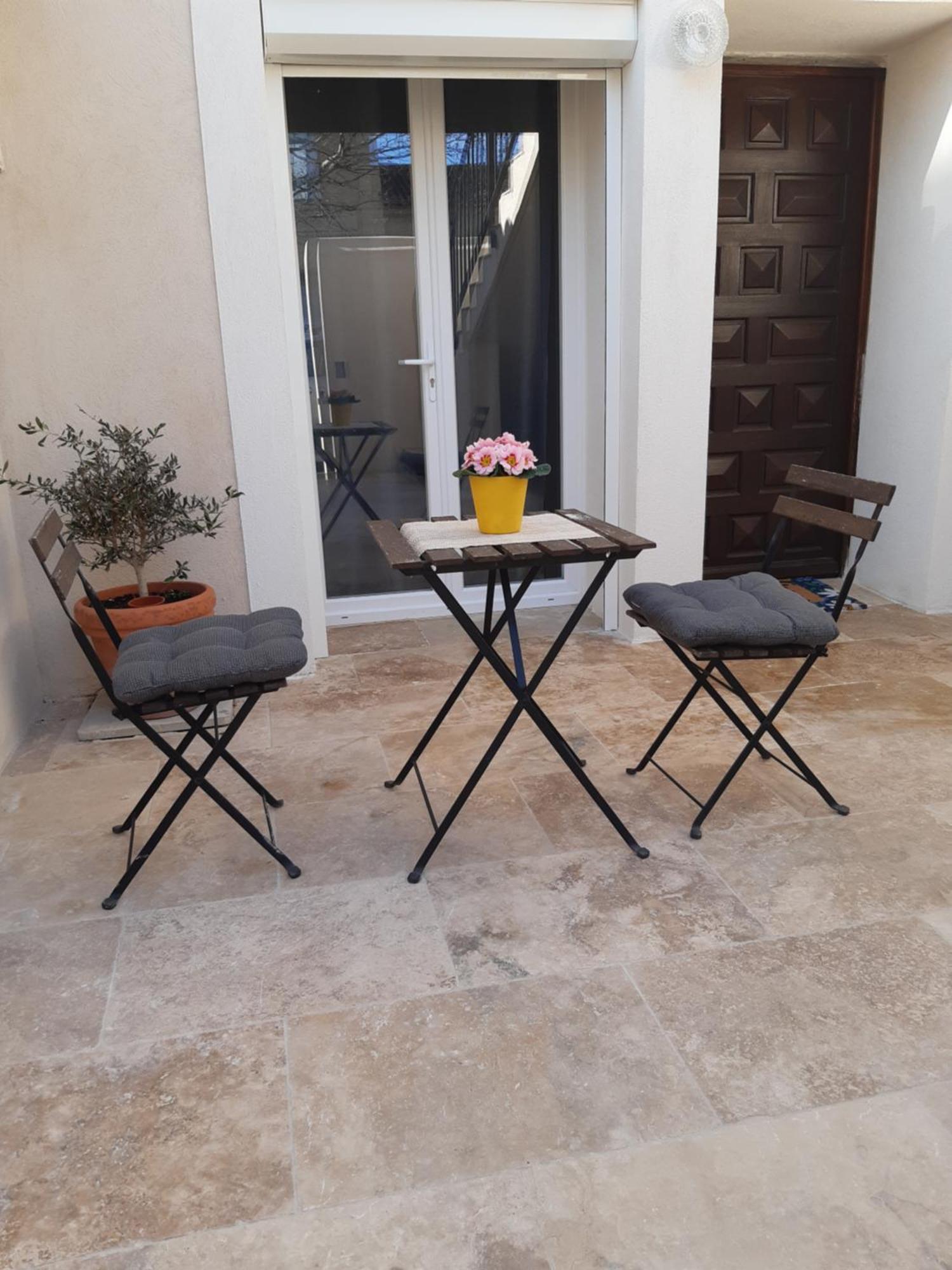 Le Gite D'Eglantine Eyguieres Exterior photo