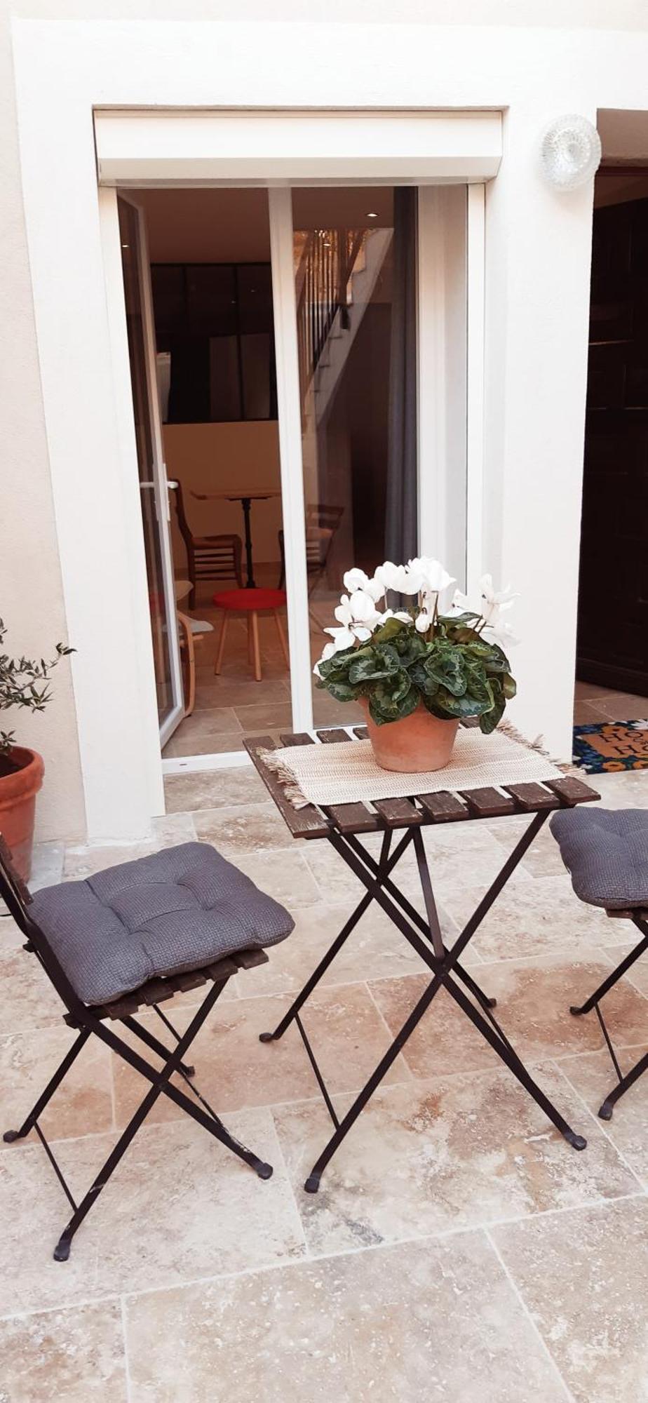 Le Gite D'Eglantine Eyguieres Exterior photo